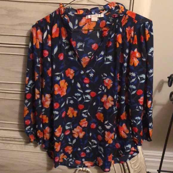 Stylish blouse in sz S. - Picture 1 of 3